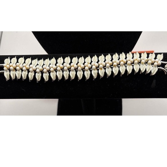 Vintage Coro White Thermoset Leaf Bracelet & Earrings Set Faux Pearls 1950s - Picture 6 of 8